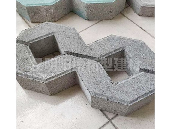 昆明八字植草磚在園林設(shè)計(jì)中的應(yīng)用優(yōu)勢(shì)有哪些呢？